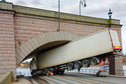 A lorry has got stuck under the Lilla Västerbron - complete stoppage in traffic